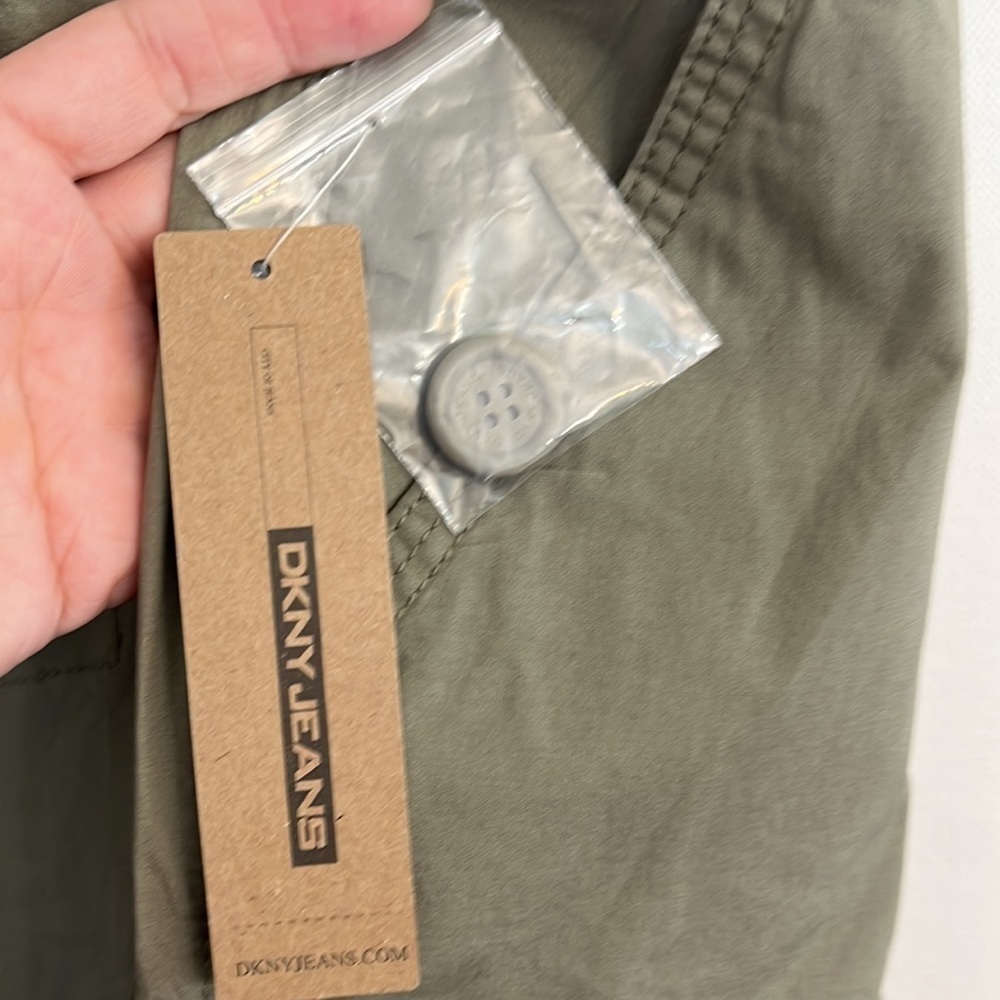 Dkny cotton blend Bermuda/Cargo shorts NWT size 10 green color - Picture 4 of 15